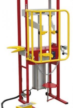 Pneumatinė amortizatorių spyruoklių suspaudimo stotis | dvigubas cilindras | su apsauginiu užraktu | 2000 kg (SP2T)