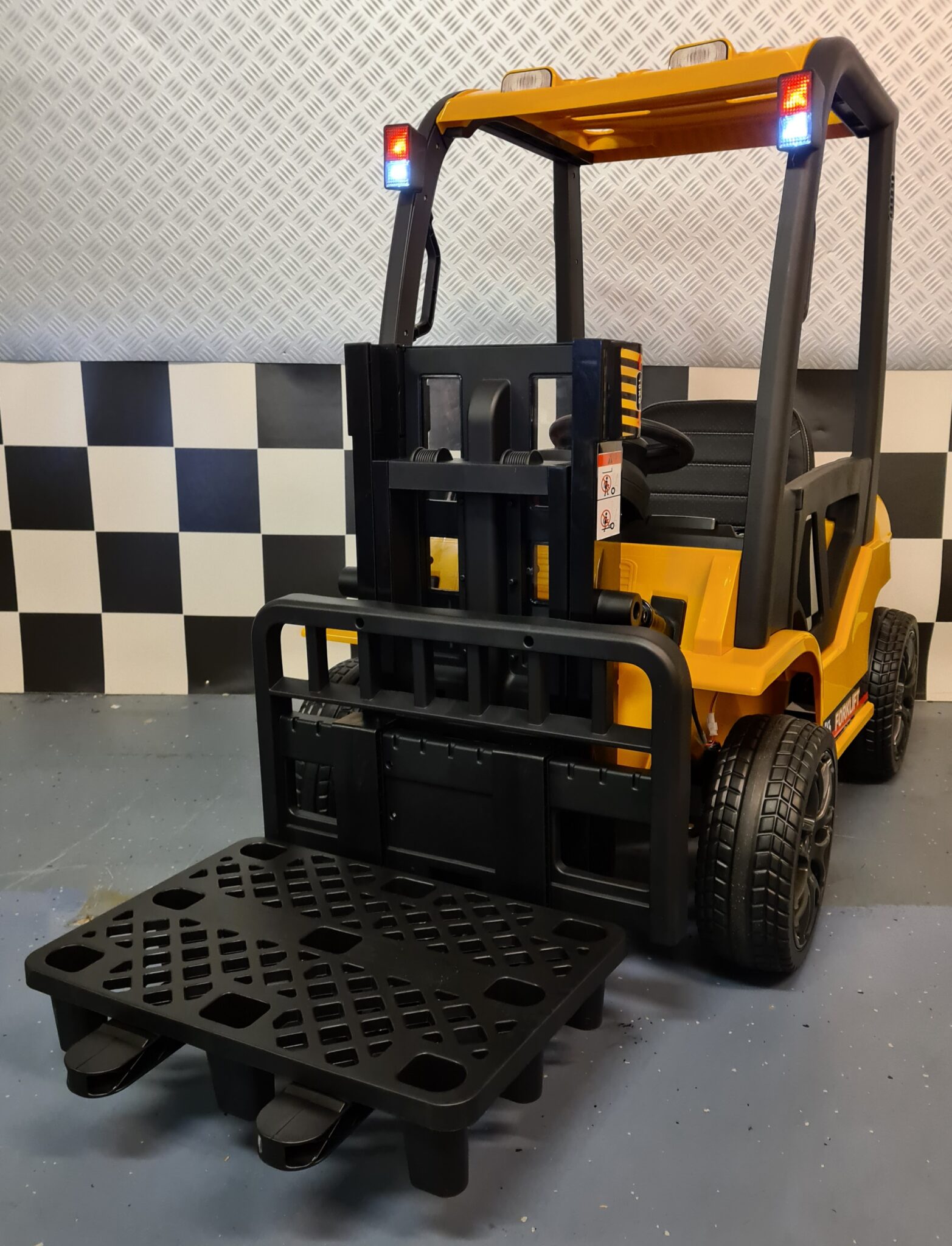 Elektrische-kinder-heftruck-1 Electric children's forklift 12 volt with remote control yellow - Image 1