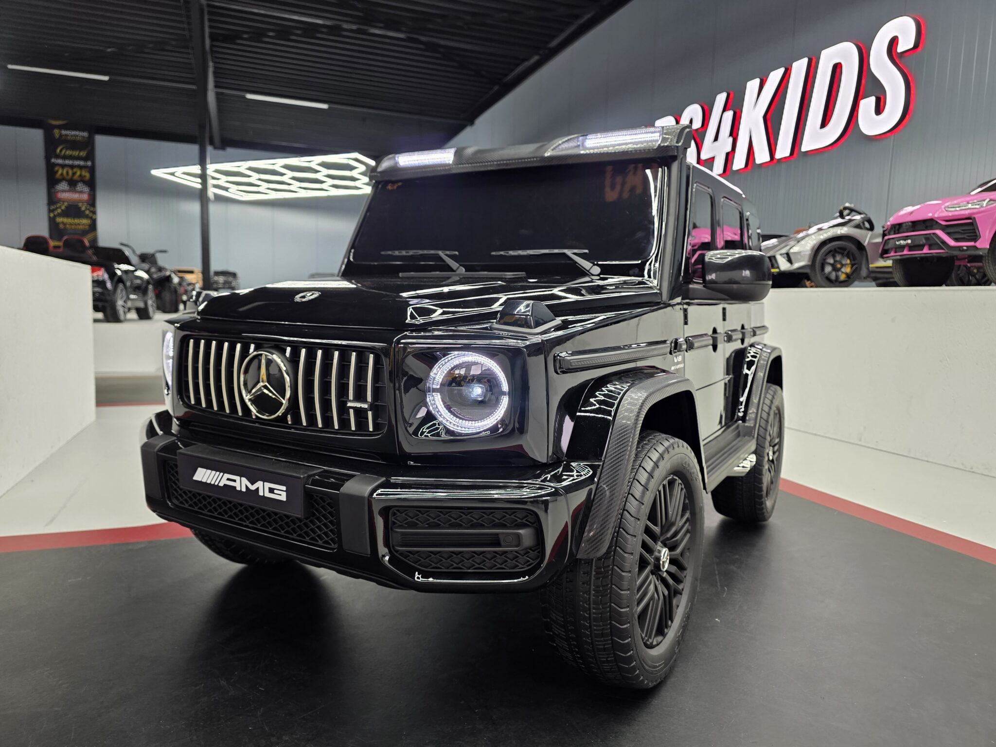 Kinderauto-Mercedes-G63-AMG-4×4-24-volt-2-persoons-metallic-zwart Children's car Mercedes G63 AMG 4×4 24 volt 2 persons metallic black - Image 1