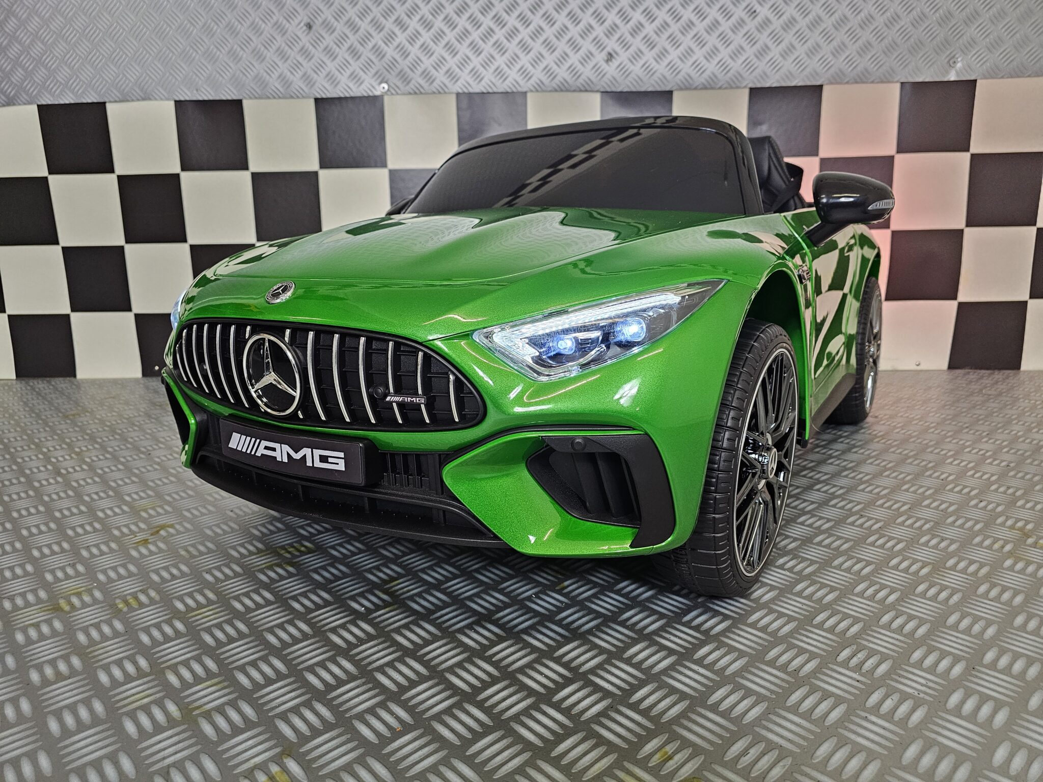 Kinderauto-Mercedes-SL63-metallic-groen Children's car Mercedes SL63 12 volt metallic green - Image 1
