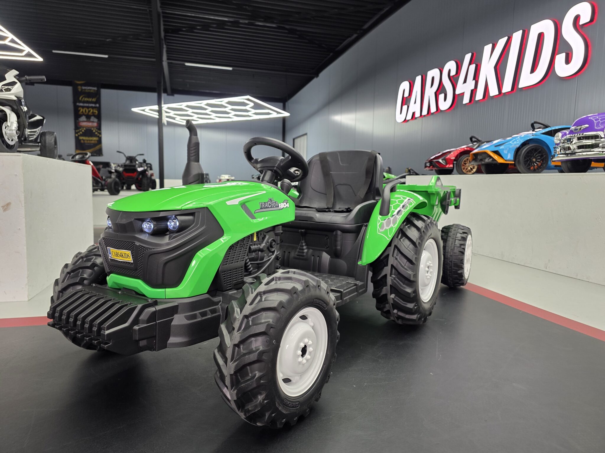 Kindertractor-24-volt-met-aanhanger-en-elektrische-kantelbak Children's tractor 24 volt with trailer RC green - Image 1