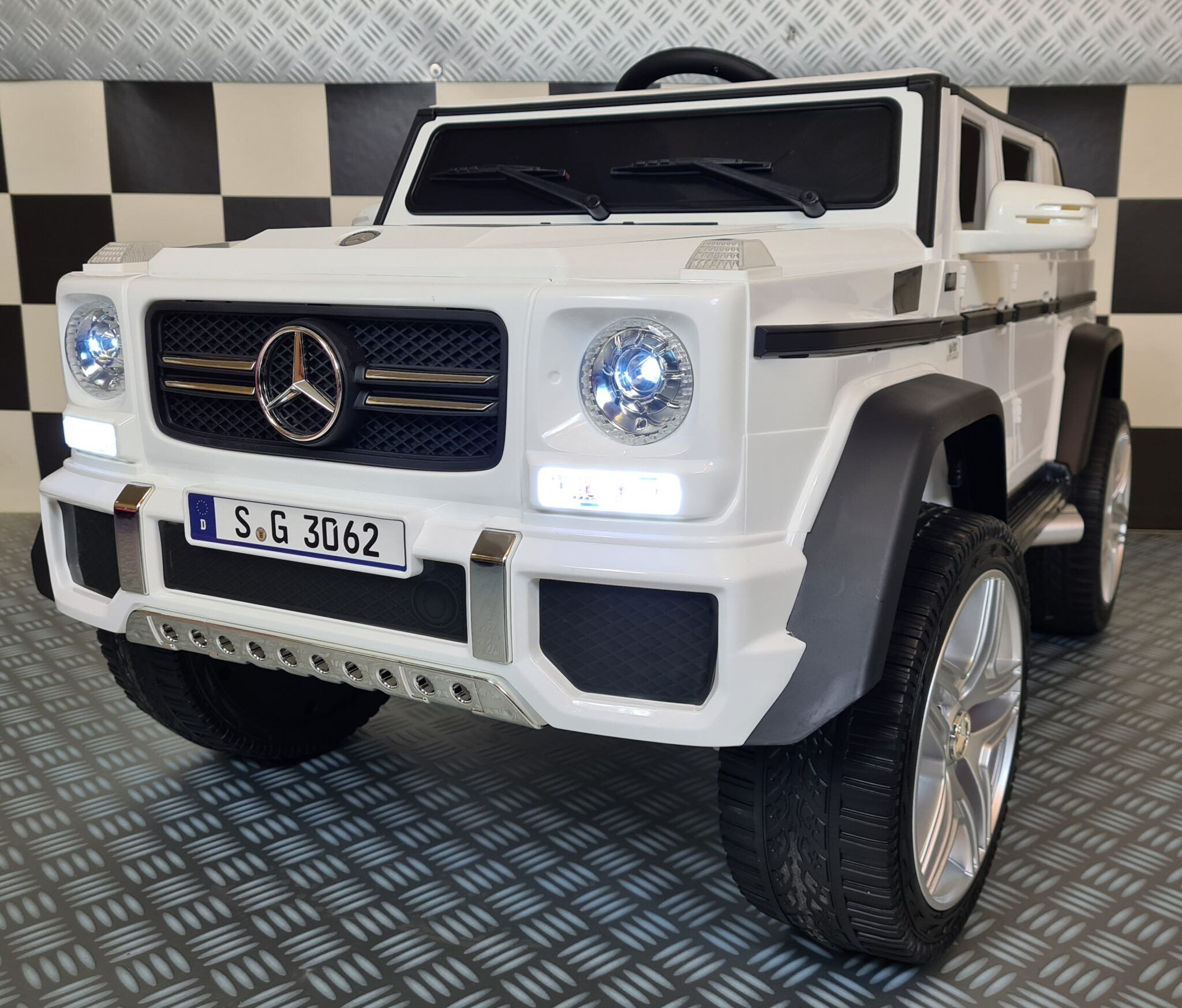 Mercedes-G650-Maybach-wit-kinderauto-1 Electric children's car Mercedes Maybach G650 white - Image 1