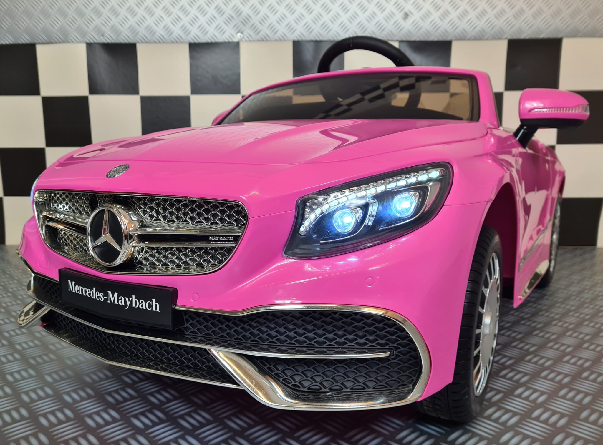 elektrische-kinderauto-mercedes-maybach-roze-1 Electric children's car Mercedes Maybach S650 pink 12 volts - Image 1