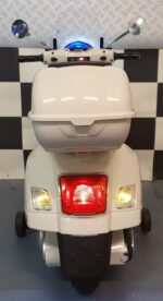 Vespa GTS children's scooter 12 volt white - Image 4