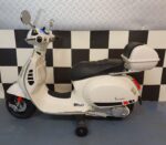 Vespa GTS children's scooter 12 volt white - Image 2