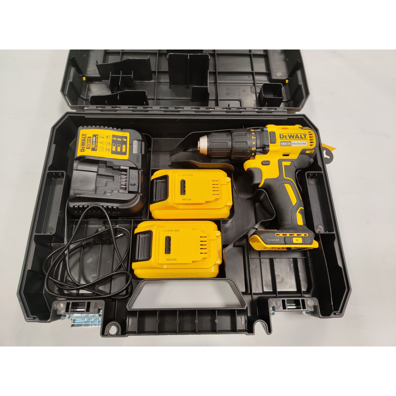 dcd777m1t-dewalt-18v-suktuvas-greztuvas-1x40-ah DCD777M1T DeWALT 18V suktuvas-gręžtuvas (1x4.0 Ah) - Image 1