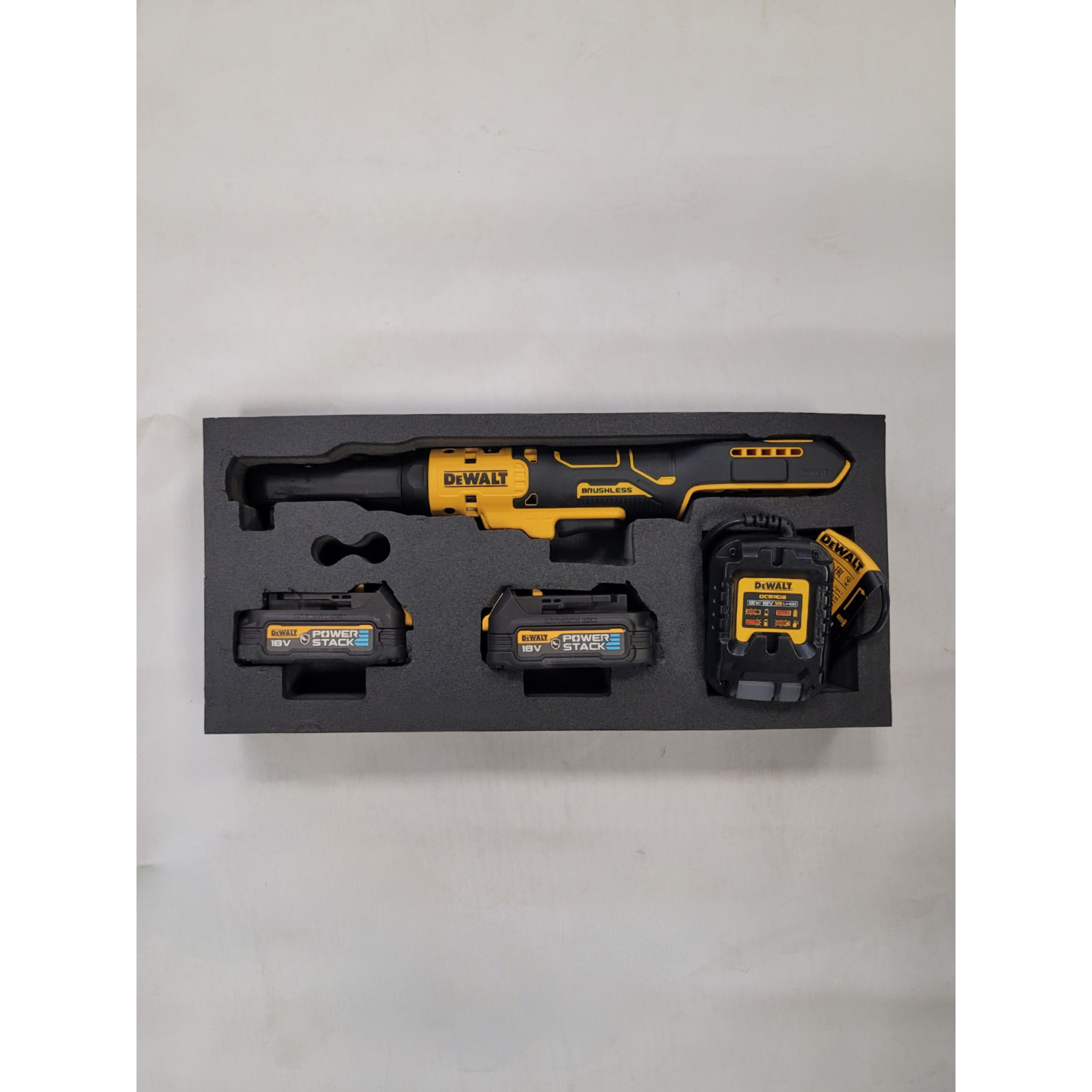 ekspozicine-dcf510e2g-dewalt-18v-akumuliatorine-terksle-12-38-2x17-ah EKSPOZICINĖ DCF510E2G DeWALT 18V akumuliatorinė terkšlė 1/2", 3/8" (2x1.7 Ah) - Image 1