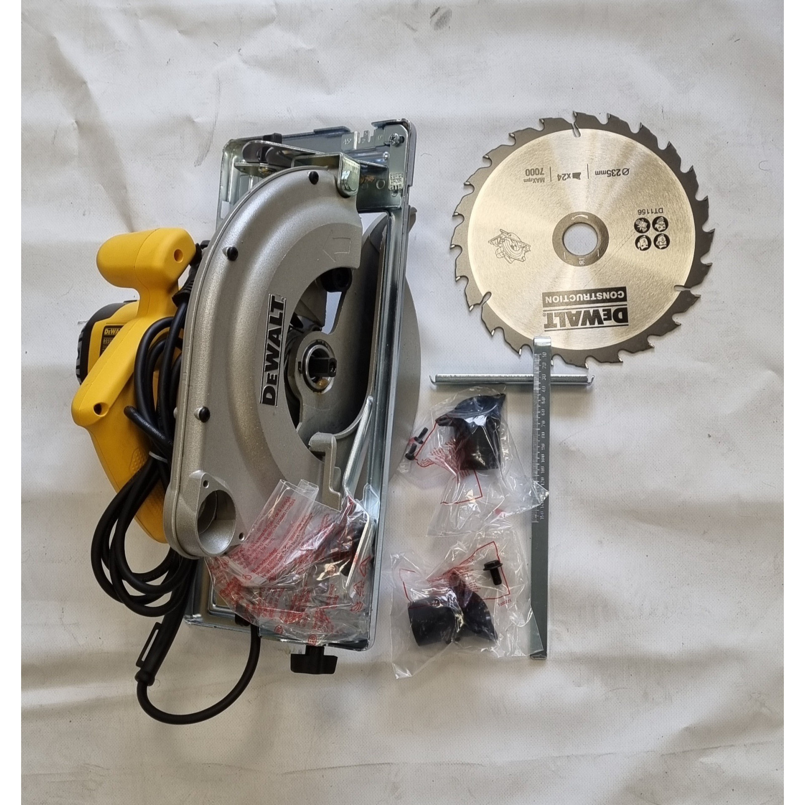 ekspozicinis-d23700-dewalt-86-mm-pjuvio-gylio-nasusis-diskinis-pjuklas EKSPOZICINIS D23700 DeWALT 86 mm pjūvio gylio našusis diskinis pjūklas - Image 1