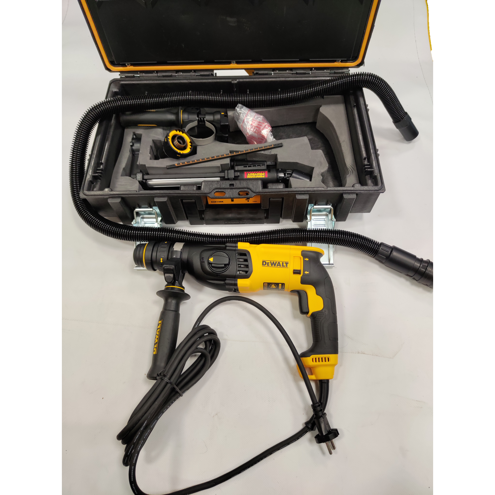 ekspozicinis-d25135k-dewalt-sds-plus-800w-perforatorius-28j EKSPOZICINIS D25135K DeWALT SDS-Plus 800W perforatorius 2,8J - Image 1