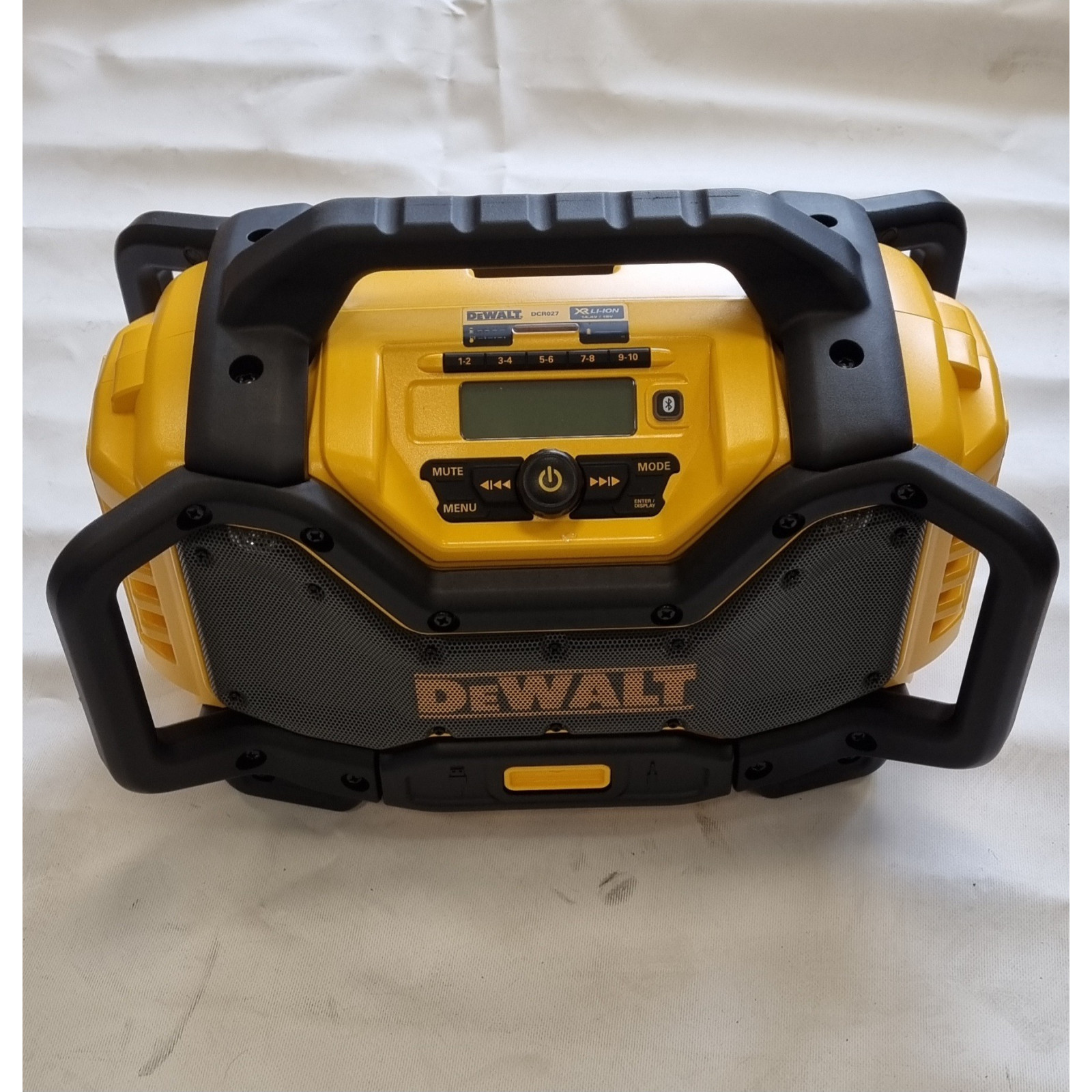 ekspozicinis-dcr027-dewalt-18v54v-radijo-grotuvas EKSPOZICINIS DCR027 DeWALT 18V/54V radijo grotuvas - Image 1