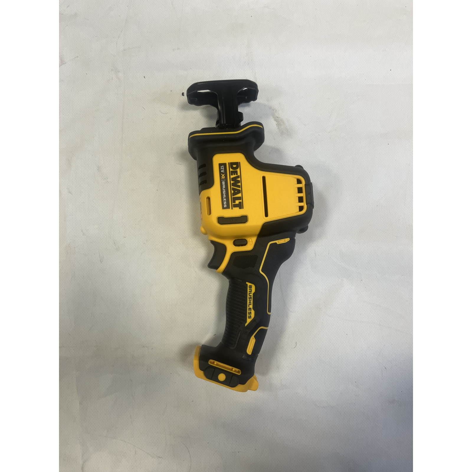 ekspozicinis-dcs312n-dewalt-12v-kompaktiskas-tiesinis-pjuklas EKSPOZICINIS DCS312N DeWALT 12V kompaktiškas tiesinis pjūklas - Image 1